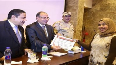 الدولة تكرم أوائل الدبلومات الفنية.. استكمال الدراسة الجامعية للأولى بالتعليم الزراعي على نفقة «الشرقية».. 6 آلاف جنيه ودرع المحافظة لطلاب بني سويف.. واستثناء الـ5 الأوائل من التوزيع الجغراف