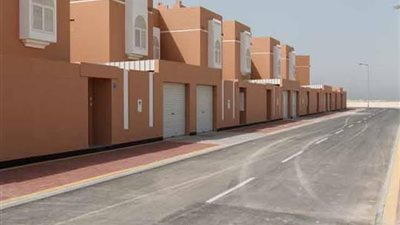 بيع 13 محلًا تجاريًا و16 وحدة إدارية ومهنية في 