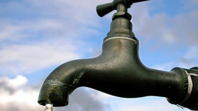 انقطاع المياه والكهرباء عن قرى 