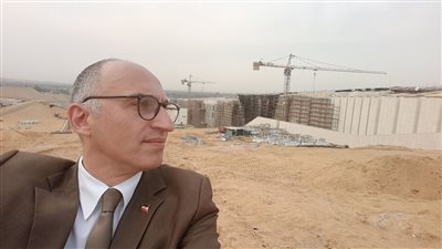 المشرف على المتحف الكبير يلتقط سيلفي مع المبنى لطمأنة المواطنين