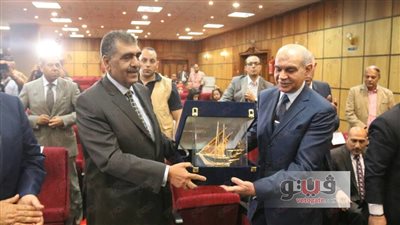 بالصور.. وزير قطاع الأعمال يتفقد الحاويات بالإسكندرية