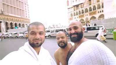 بالصور.. أحمد سعد يصلي الجمعة في الحرم المكي