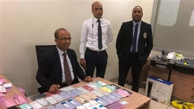 ضبط 49 هاتفا بحوزة راكب بمطار القاهرة 