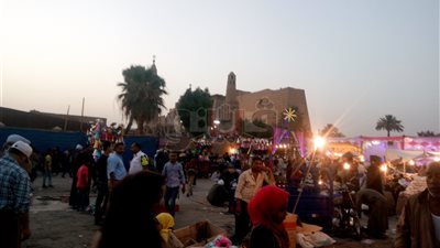 المئات يتوافدون على ميدان أبو الحجاج للاحتفال بذكرى مولده بالأقصر (صور)