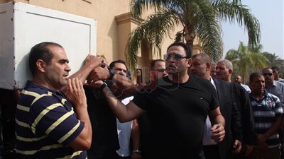 تشييع جثمان والد أكرم حسني من مسجد طلعت مصطفى بالرحاب (فيديو وصور)