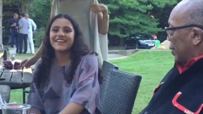 جنا عمرو دياب تغني أمام الموسيقي العالمي كوينسي جونز (فيديو)