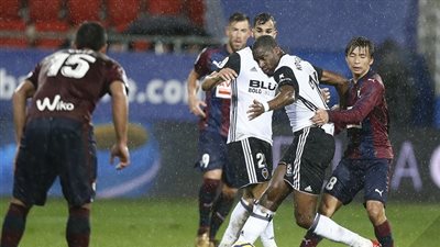 فالنسيا يسقط في فخ التعادل مع إيبار بالدوري الإسباني