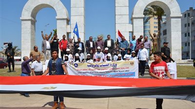 محافظ دمياط يقود مسيرة شبابية لوضع أكاليل الزهور على النصب التذكاري