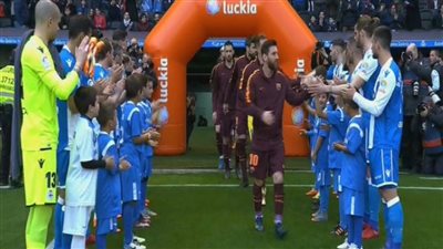 ممر شرفي من ديبورتيفو للاعبي برشلونة بعد التتويج بالكأس (صور)