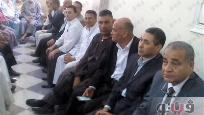 وزير التموين يلتقط صورا تذكارية مع أهالي الشرقية