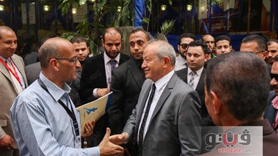 4 مشاهد من انتخابات «المصريين الأحرار».. زحام على لجان الاقتراع.. مرشحون يستقبلون الأعضاء بالورود.. ترحيب كبير بـ«نجيب ساويرس».. والأخير لجبهة عصام خليل:«وقعتوا مع صعيدي ومش ه