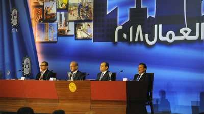 تفاصيل يوم رئاسي.. السيسي يشهد حفل عيد العمال... يكرم 12 من قدامى النقابيين.. يبحث تعزيز الاستثمار مع رئيس هيئة التجارة اليابانية.. والشراكة الاستراتجية وأزمات الشرق الأوسط مع وزير خارجية فرنسا