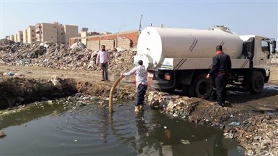 شفط مياه الصرف والأمطار المتراكمة منذ أسبوع ببورسعيد (صور)