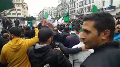 استمرار المظاهرات في الجزائر رفضا لإجراء الانتخابات الرئاسية الشهر المقبل (فيديو)