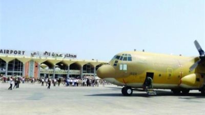 أول طائرة إغاثة إماراتية تصل إلى عدن