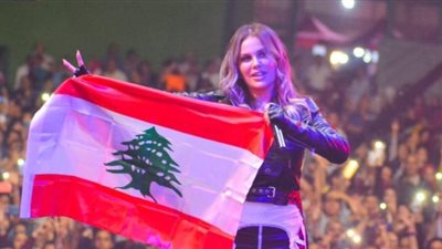 نيكول سابا ترفع علم لبنان وتدعم ثورة بلدها بحفل ضخم في القاهرة