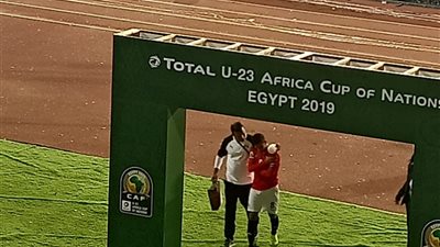 ناصر ماهر ينهمر في البكاء لحظة مغادرته الملعب للإصابة