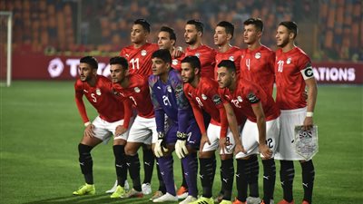 لاعبو المنتخب يدعمون زميلهم المصاب بعد الفوز على مالى
