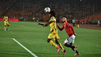 المنتخب الأوليمبي يفتتح مشوار طوكيو بفوز هام على مالي..أداء متواضع في الشوط الثاني..خطأ تحكيمي وحيد خلال اللقاء..إصابة ناصر ماهر بخلع في الكتف..ولاعبو المنتخب يؤازرون طاهر محمد طاهر