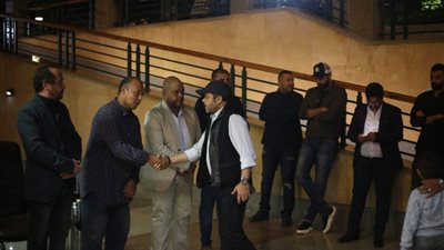 أحمد حلمي ومحمد هنيدي وعمرو يوسف في عزاء والد أكرم حسني