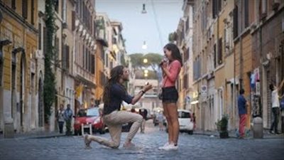 بالفيديو.. شاب يبتكر طريقة مميزة لطلب يد حبيبته بعد وفاة والدها