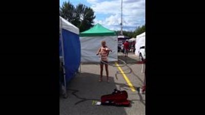 بالفيديو.. طفلة تبهر المارة بموهبتها في العزف ولعب «الهيلا هوب»