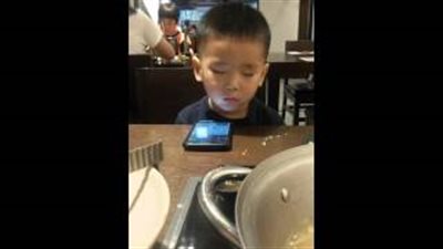 بالفيديو.. طفل يقاوم النوم بطريقة طريفة