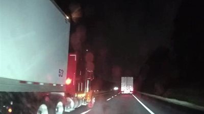 سائق يتفادى شاحنة على طريق سريع (فيديو وصور)