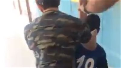 اعتداء معلم على طالب وضربه بشكل عنيف يثير موجة غضب (فيديو)