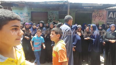 بالصور.. أهالي «المناوفة» بكفر الشيخ ينتظرون وصول جثمان شهيد رفح