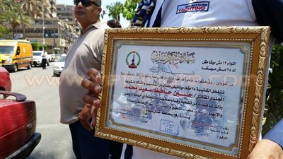 أسرة شهيد بورسعيد تحمل شهادة تكريمه من كتيبة 38 برفح