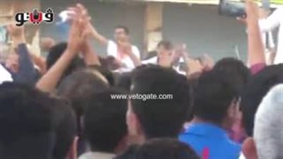بالفيديو.. نائب مطروح يحتفل مع المشجعين في الشارع بفوز الرجاء