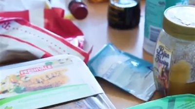 شاب يخوض تجربة بالابتعاد عن استخدام أي منتج يحتوي على البلاستيك (فيديو)