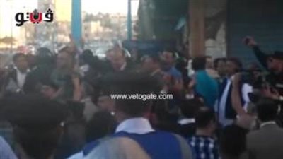 بالفيديو.. محافظ مطروح يحتفل مع المشجعين بعد فوز الرجاء