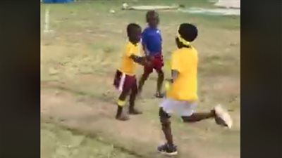 موقف محرج لطفل أفسد سباقا للجري (فيديو)