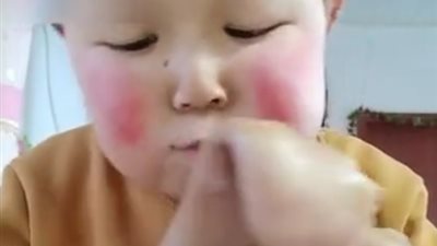 طفل يفترس الطعام بشراهة مثيرة للجدل (فيديو)