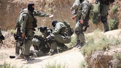 سكاي نيوز: إصابة شخصين بطلق ناري على قاعدة عسكرية بـ