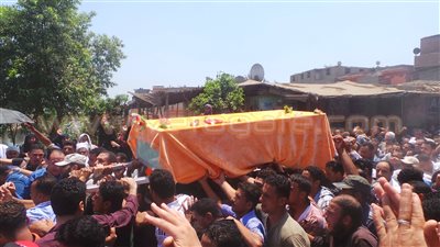بالصور.. الآلاف يشيعون جثمان شهيد مدرعة رفح بمسقط رأسه بكفر الشيخ