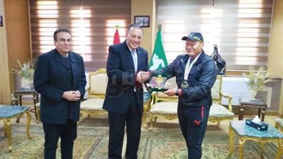 محافظ الشرقية يكرم صلاح عزازي بطل العالم للكيك بوكسينج (صور)