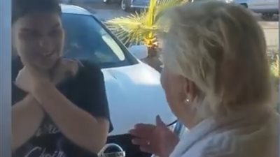 فتاة تفاجئ جدتها بوشم قبل أن تفقد بصرها (فيديو)