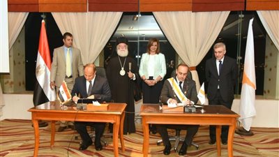 محافظ الإسكندرية يوقع اتفاقية توءمة مع عمدة باڤوس القبرصية