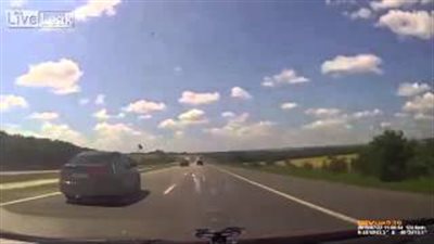 بالفيديو.. سائق ينجو من كارثة بعد فقدانه السيطرة على سيارته بـ«روسيا»