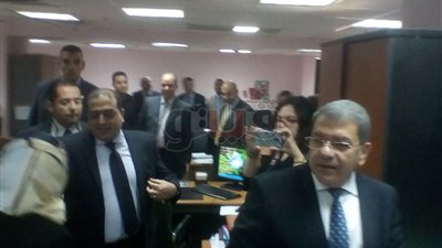وزير المالية ورئيس مصلحة الضرائب يتفقدان خدمة كبار الممولين ( صور)