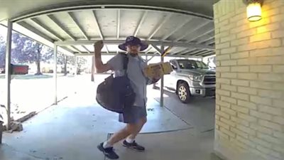 أسعد ساعي بريد في العالم (فيديو)