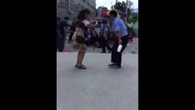 بالفيديو.. شاهد كيف تعامل رجال الشرطة مع بائع يحمل ساطورا