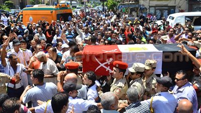 بالصور.. جنازة عسكرية مهيبة لشهيد رفح ببورسعيد