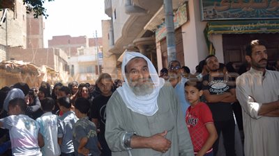 بالفيديو والصور..عجوز تقود الهتاف في جنازة شهيد سيناء بالدقهلية