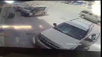 رد فعل صادم لرجل لحظة سرقة سيارته في وضح النهار (فيديو)