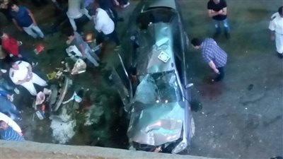 بالصور.. سقوط سيارة من أعلى كوبري أكتوبر وإصابة شخصين