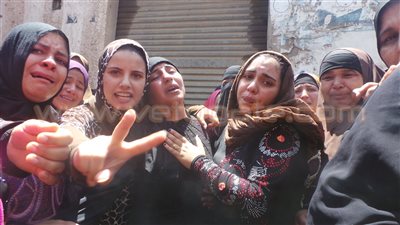 بالفيديو والصور.. انهيار خطيبة شهيد مدرعة رفح فور وصولها مسجد المناوفة